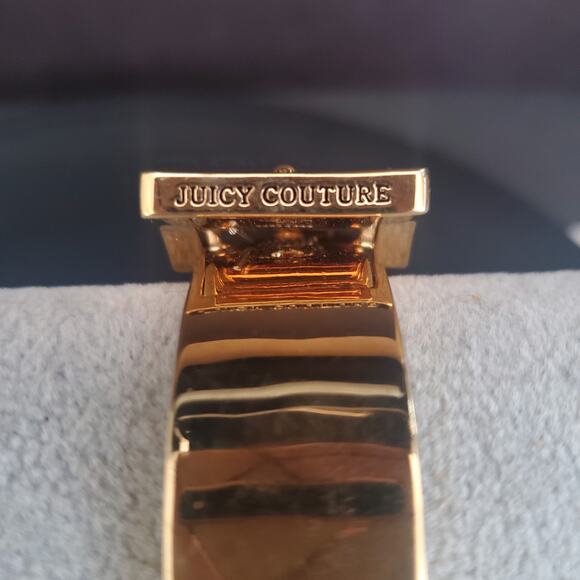 Juicy Couture Wide Hinged Buckle Bangle Bracelet‎ Gold Tone Signed Chunky - Picture 2 of 10